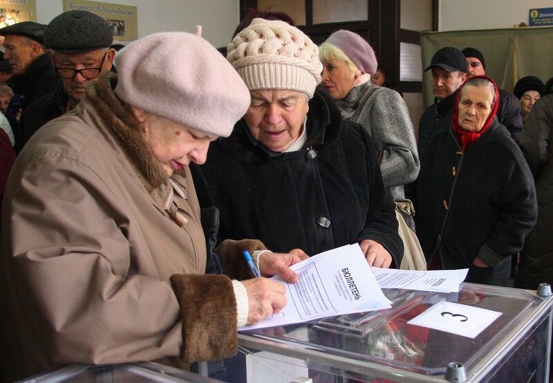 Овощи и автоматы на "избирательных участках": фото незаконных "выборов" на Донбассе