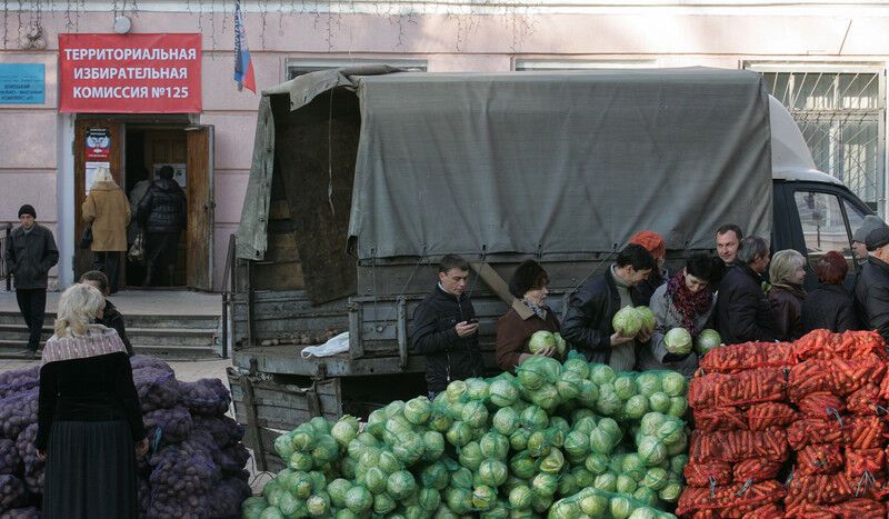 Овощи и автоматы на "избирательных участках": фото незаконных "выборов" на Донбассе