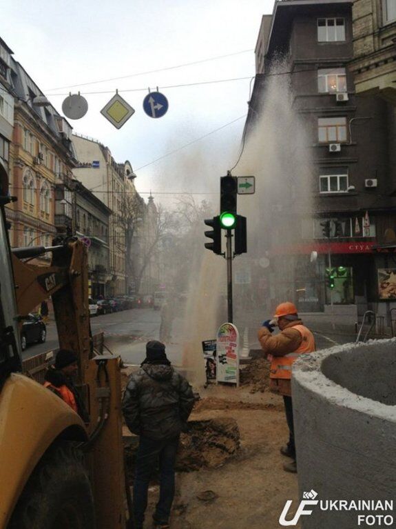 В Киеве посреди улицы забил трехэтажный фонтан: фотофакт