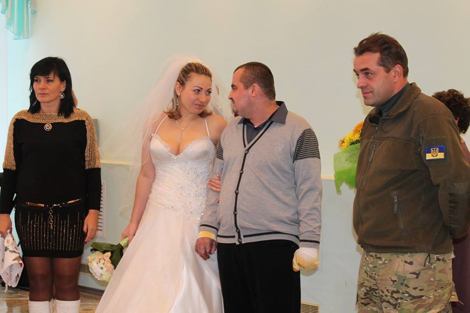 В Днепропетровске женился десантник, которого волонтеры и врачи чудом отвоевали у смерти