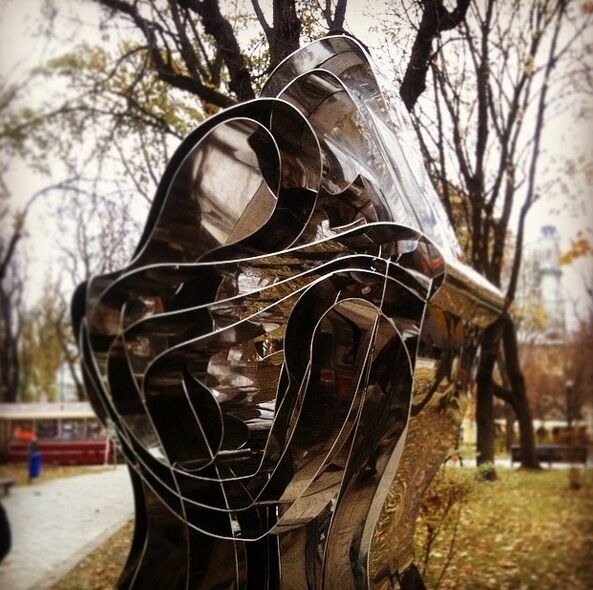 В центре Киева появилась романтическая скульптура