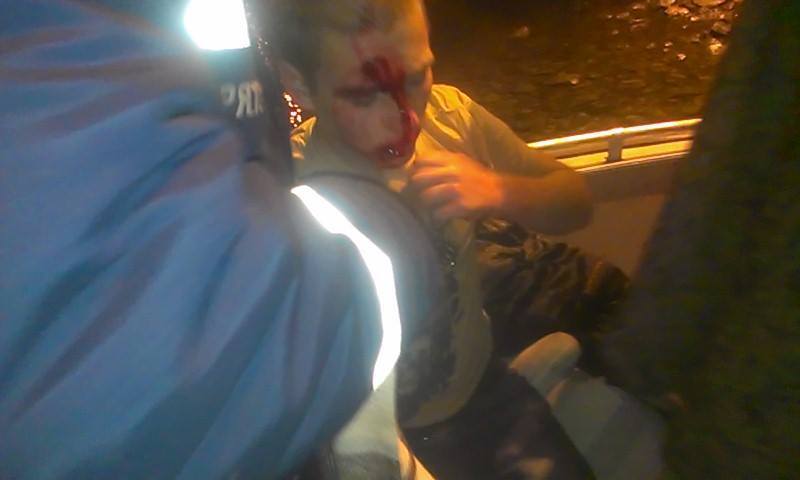 В Киеве расстроенный школьник прыгнул с моста: появились фото спасения