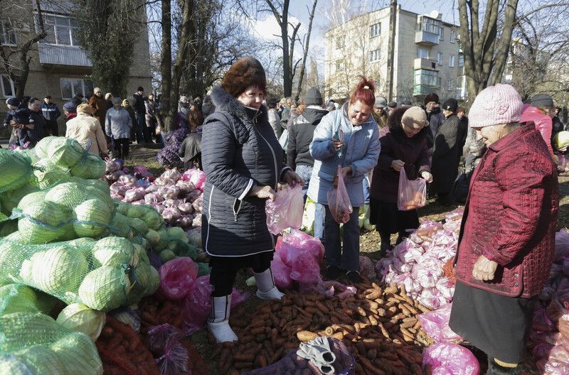 Овощи и автоматы на "избирательных участках": фото незаконных "выборов" на Донбассе