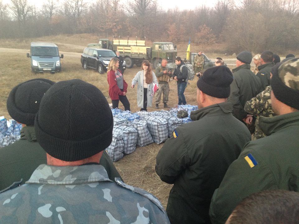 Українських десантників годують "звареними консервами тюльки" - волонтер
