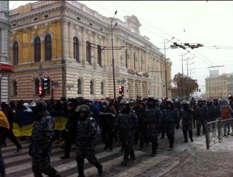 В Харькове милиция спела гимн вместе с патриотами: опубликованы фото