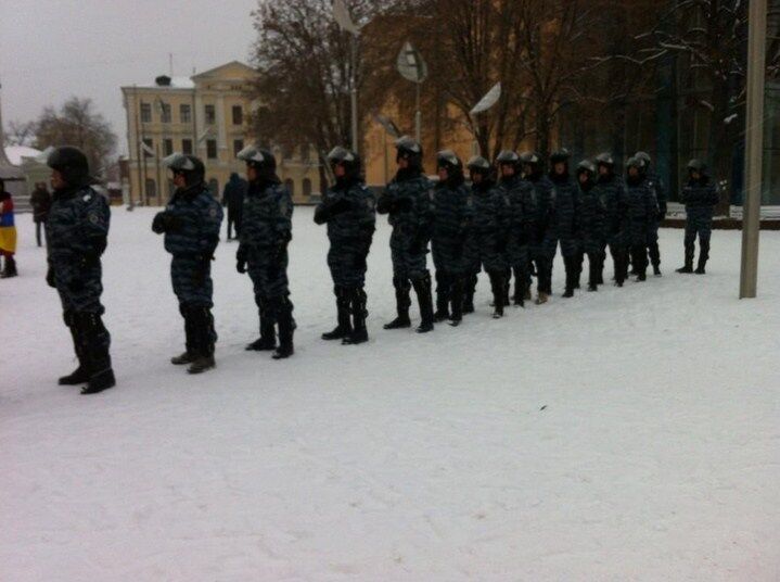 В Харькове милиция спела гимн вместе с патриотами: опубликованы фото