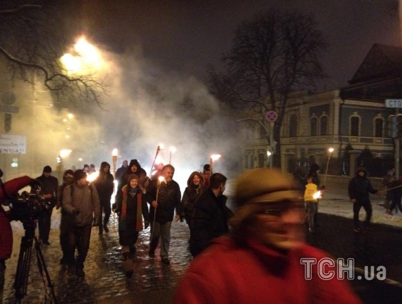 В Киеве люди в окрававленных бинтах с факелами пообещали МВД массовые акции протеста