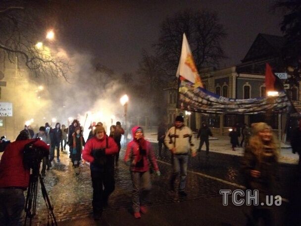 В Киеве люди в окрававленных бинтах с факелами пообещали МВД массовые акции протеста