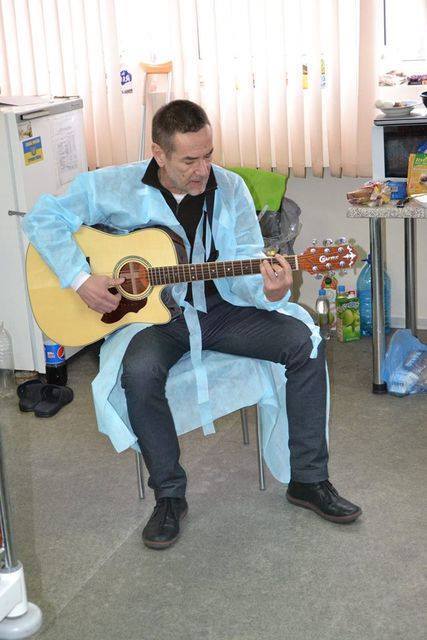 Актер Алексей Горбунов проведал бойцов АТО в госпитале: опубликованы фото