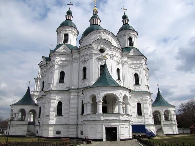 Собор Рождества Пресвятой Богородицы. Кое-кто из серьезных историков полагает, что именно здесь в свое время тайно венчалась дочь Петра императрица Елизавета со своим фаворитом Алексеем Разумовским. Находится в Черниговской обл., пгт. Козелец.