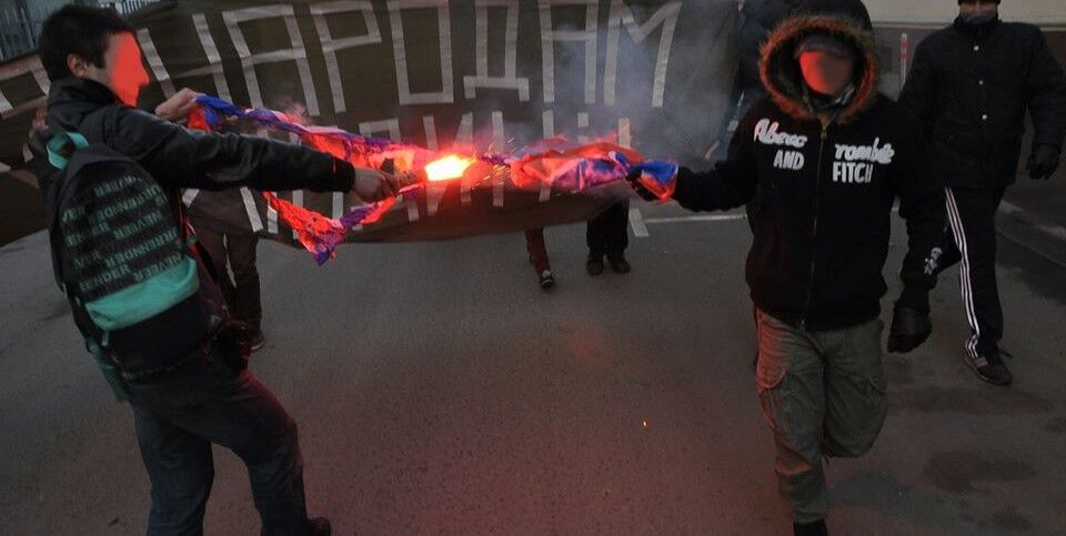 На марше в Москве русские националисты сожгли флаг "Новороссии": опубликованы фото