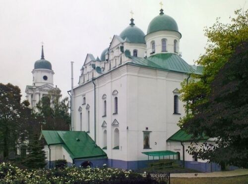 Свято-Вознесенский Флоровский монастырь находится на Подоле в Киеве.