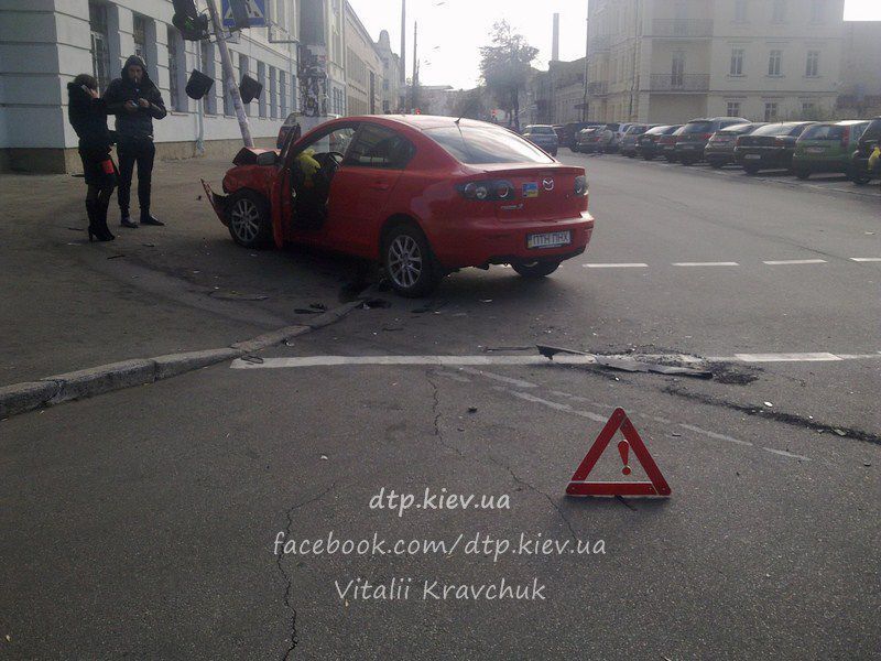 В Киеве девушка на патриотичной иномарке врезалась в светофор