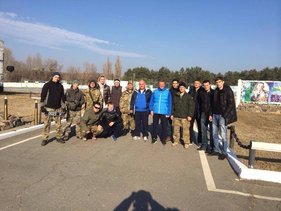 Футболисты "Днепра" помогли десантникам из зоны АТО