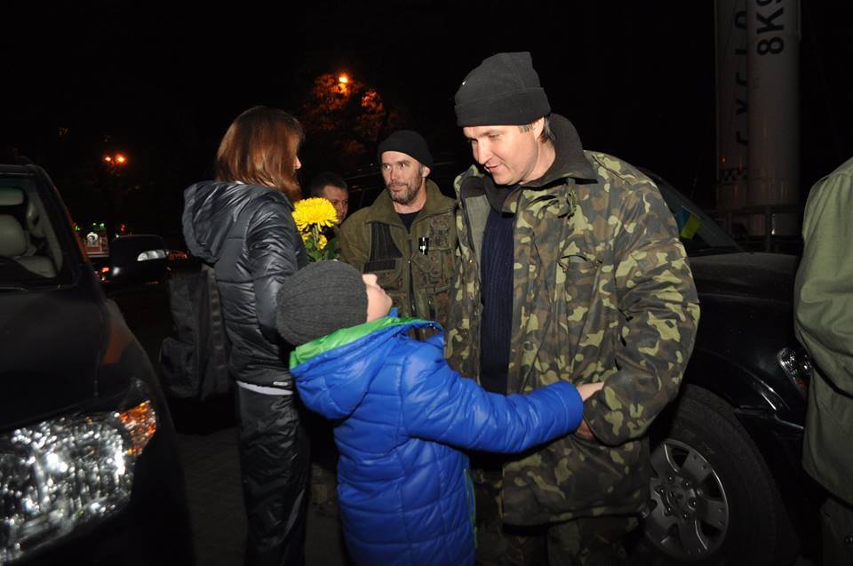 Повесившие над аэропортом Донецка флаг Украины военные вернулись в Днепропетровск