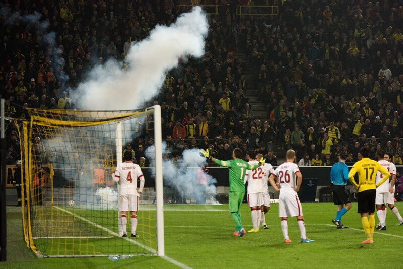 Турецкие фанаты едва не сорвали матч Лиги чемпионов