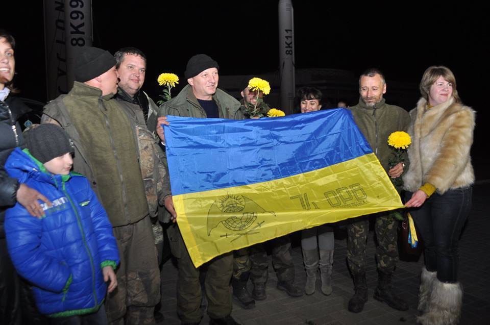 Повесившие над аэропортом Донецка флаг Украины военные вернулись в Днепропетровск