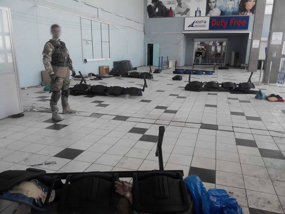 "Кіборги" показали, що роблять з полоненими терористами: опубліковано фото