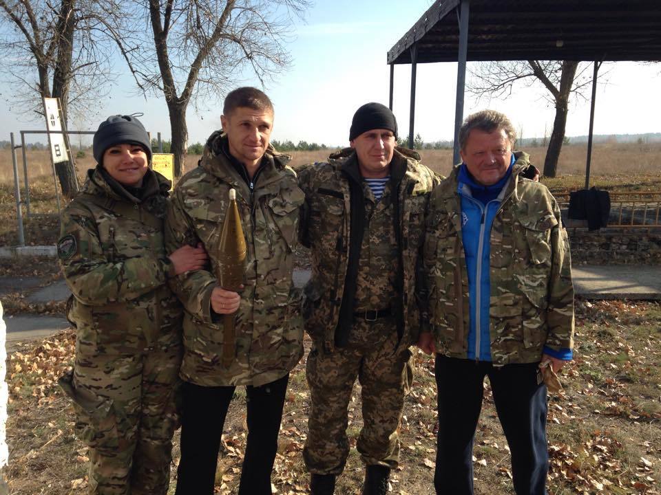 Футболисты "Днепра" помогли десантникам из зоны АТО