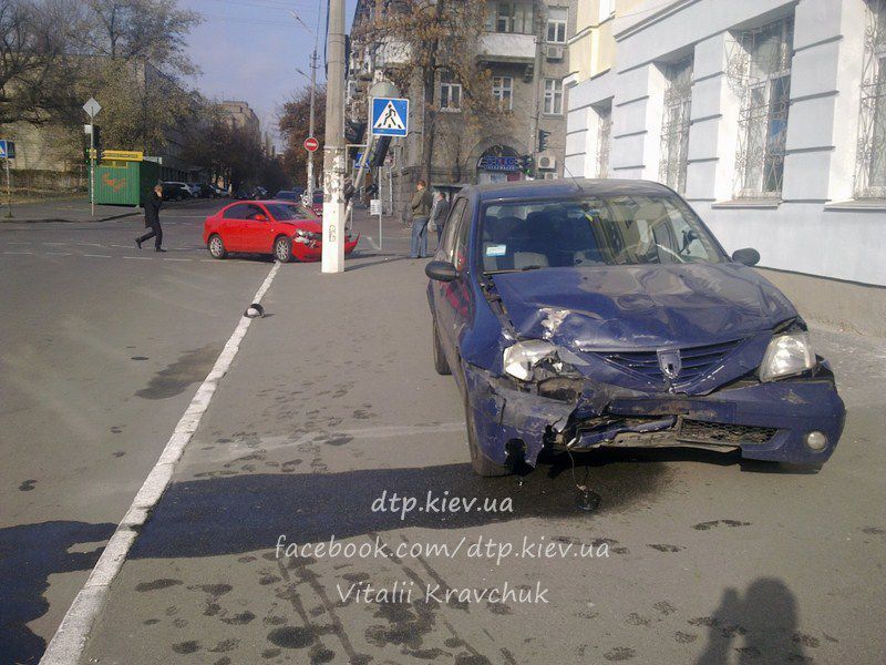 В Киеве девушка на патриотичной иномарке врезалась в светофор
