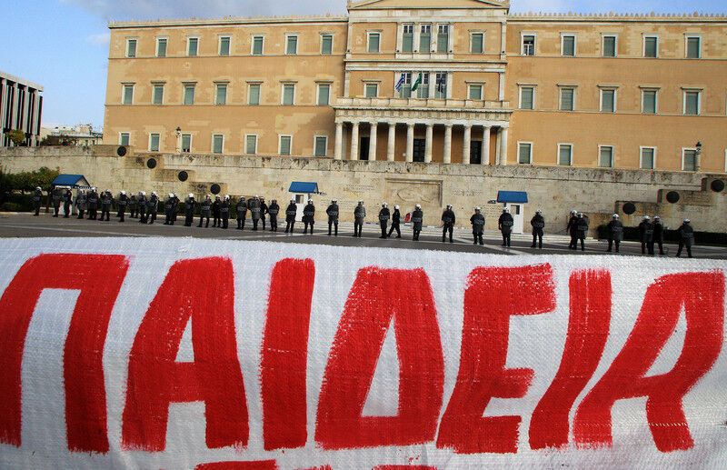В Греции "разбушевавшиеся" ученики стали массово захватывать школы