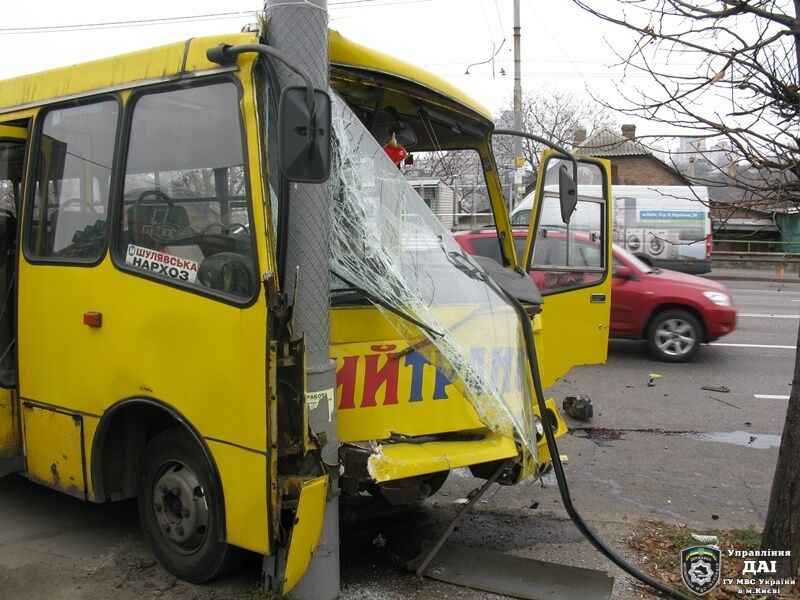 У Києві 20-річний водій "БМВ" протаранив маршрутку: опубліковано фото