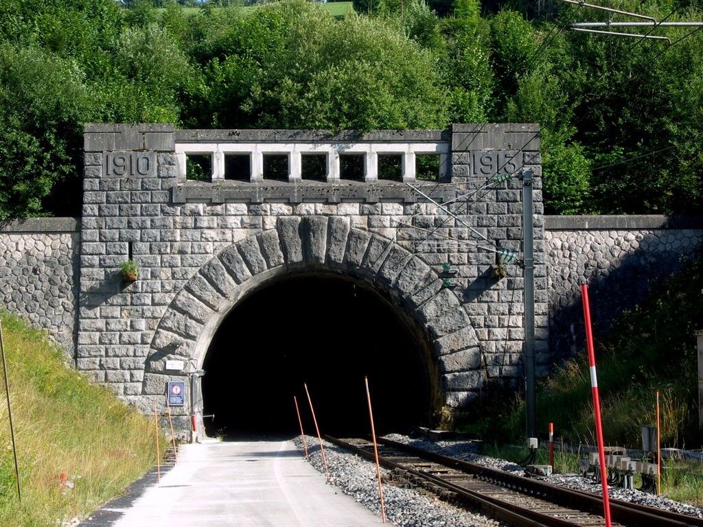 Frejus Rail Tunnel — крупнейший в Европе комплекс тоннелей, проходящих через Альпы, объединяющий авто- и железные дороги в направлении Италия — Франция. Старейшая часть тоннеля — ж/д ветка "Турин — Модан" начала работу в 1871 году. С тех пор Frejus Rail Tunnel многократно расширялся и дополнялся новыми секциями.
