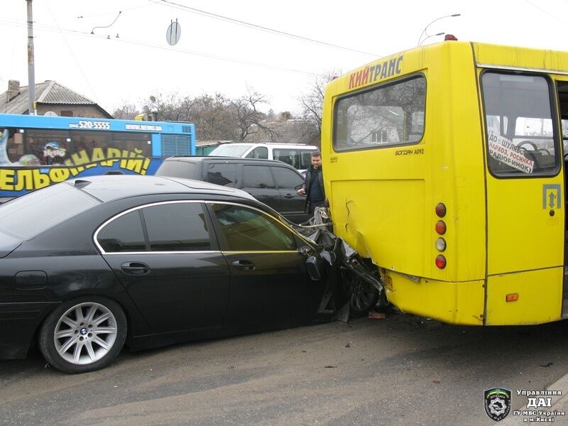 В Киеве 20-летний водитель "БМВ" протаранил маршрутку: опубликованы фото
