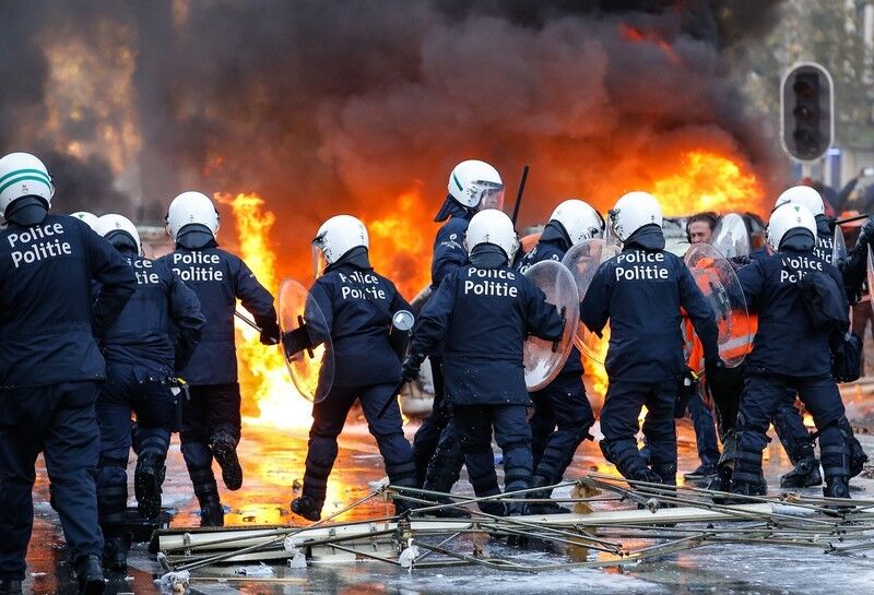 Брюссель в огне: протесты переросли в столкновения. Опубликованы фото
