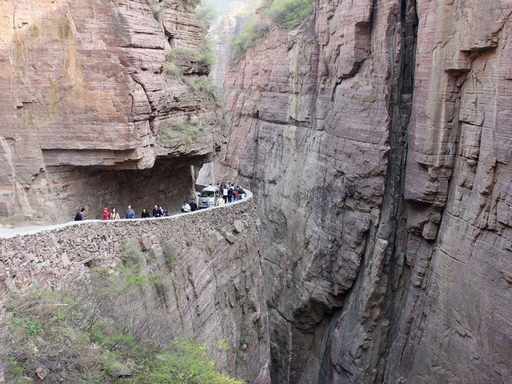 Тоннель Гуолян (Guoliang Tunnel Road) находится в Китае. Назван он в честь деревушки в Тайханшаньских горах в провинции Хэнань. В течение нескольких лет 350 жителей этого изолированного места умоляли правительство сделать путь, чтобы соединить их с остальным миром. Но в 1972 году уставшие жить в изоляции жители деревушки решили сами проложить дорогу к цивилизации. Через 5 лет буквально выкопанный путь был открыт для автомобильного движения. Построенный путь был очень небезопасен, и даже на строительстве дороги погибли несколько местных жителей. По всей длине (около 1,2 км) дороги есть как защ ...