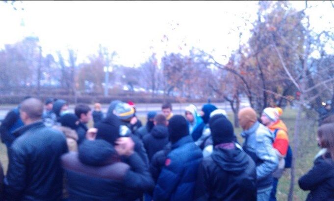 В Харькове ультрас подрались с коммунистами, Александровскую облили зеленкой: опубликовано видео и фото