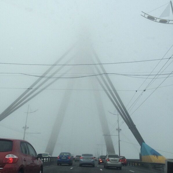 Киев накрыло сильным туманом: ГАИ дала рекомендации водителям