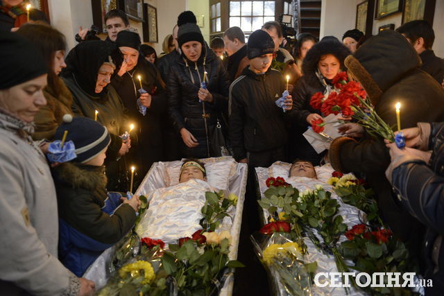 В Донецке похоронили подростков, погибших при обстреле школы