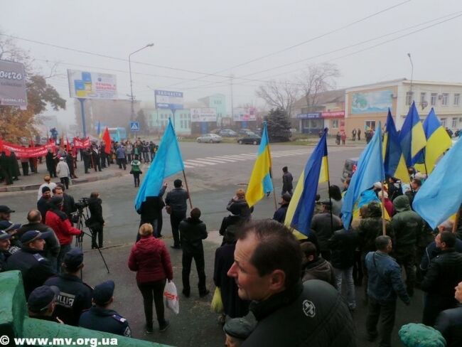 Мешканці Мелітополя порвали на шматки прапори КПУ, а в Києві комуністів ніхто й пальцем не зачепив