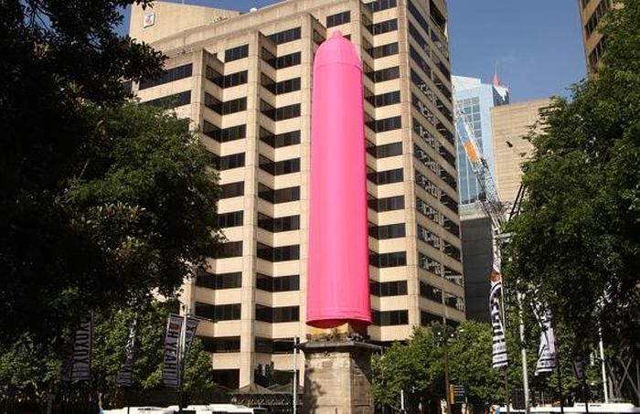 В центре Сиднея появился самый большой в мире... презерватив