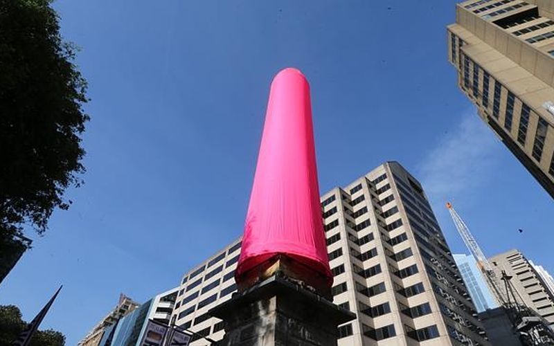 В центре Сиднея появился самый большой в мире... презерватив