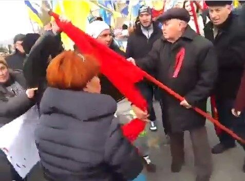 Мешканці Мелітополя порвали на шматки прапори КПУ, а в Києві комуністів ніхто й пальцем не зачепив