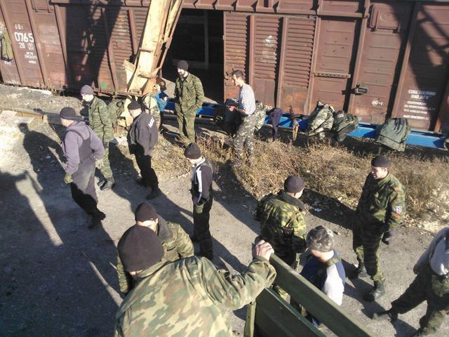 Россия доставляет военные грузы для террористов вагонами РЖД: фотофакт