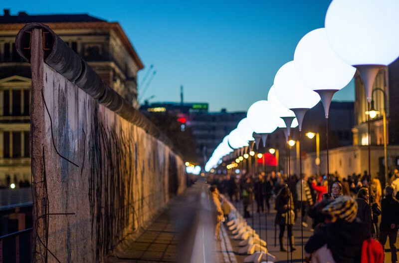 В день падения Берлинской стены город разделили светящейся "цепью"