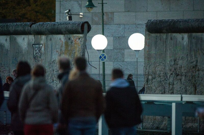 В день падения Берлинской стены город разделили светящейся "цепью"