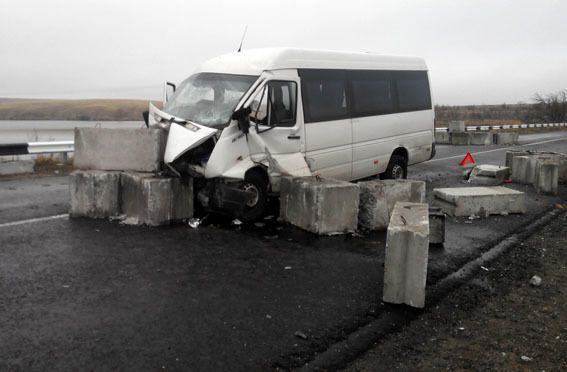 В Донецкой области маршрутка врезалась в бетонные блоки: 17 пострадавших