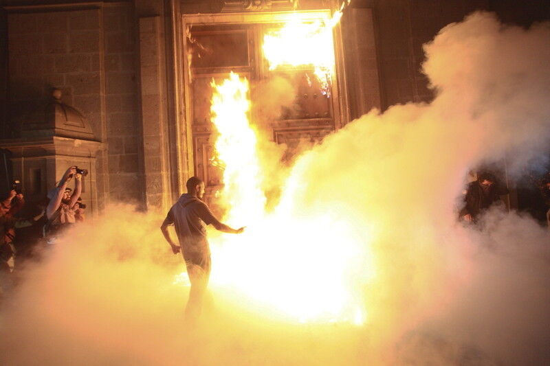 Мексика в огне: протестующие жгли автомобили и атаковали дворец правительства