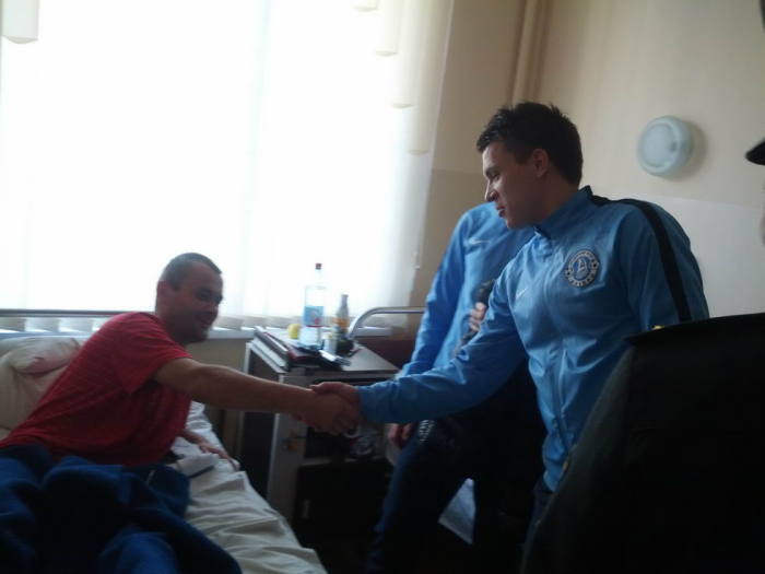 Футболисты "Днепра" проведали в госпитале бойцов АТО