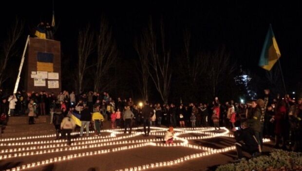 В 22 городах Украины одновременно зажгли огромные тризубы за единство страны: фотофакт