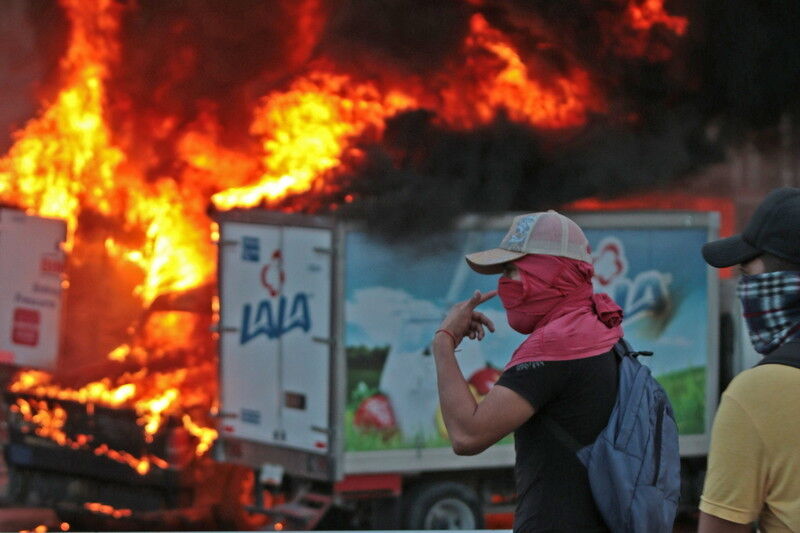 Мексика в огне: протестующие жгли автомобили и атаковали дворец правительства