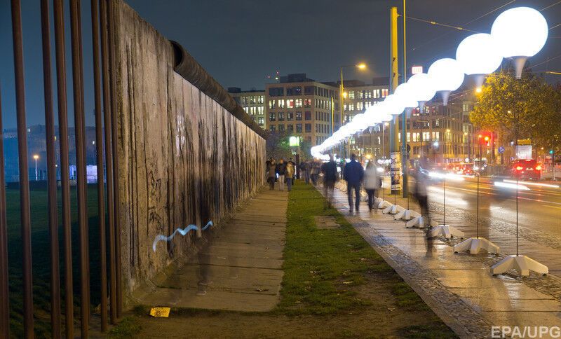 Берлин "разделили" восемь тысяч белых светильников: опубликованы фото