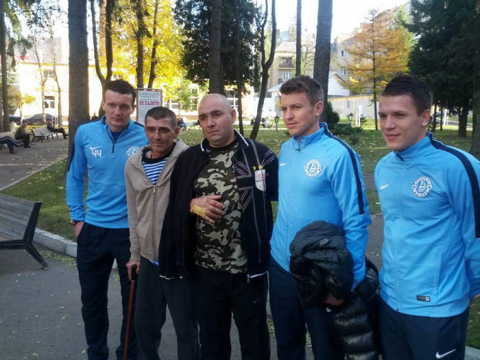 Футболисты "Днепра" проведали в госпитале бойцов АТО