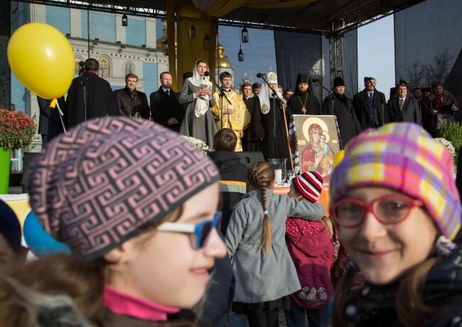Порошенко с первой леди молились за детей-сирот: опубликованы фото
