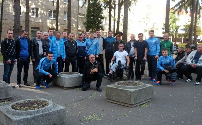 Футболисты "Днепра" проведали в госпитале бойцов АТО