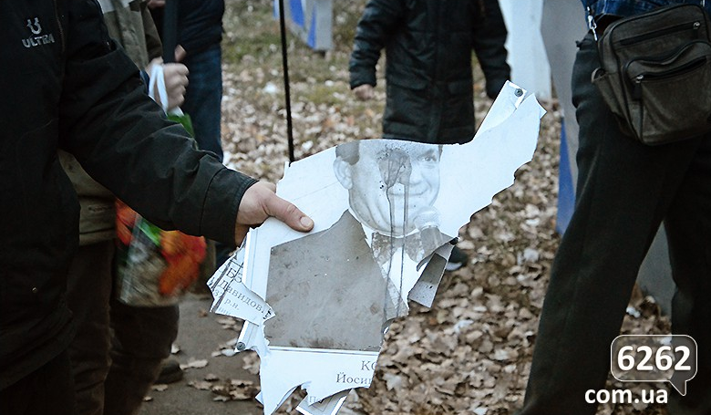 В Славянске коллективно сорвали портрет Кобзона с доски почета: опубликованы фото